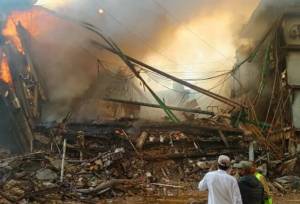 ۲۵ کشته و زخمی در آتش‌سوزی یک مرکز خرید در کراچی