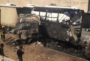 مهار حریق گسترده چند خودرو و غرفه میوه فروشی در بندرعباس