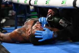 بیهوش شدن بوکسور آمریکایی روی رینگ + ویدیو