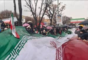 باران مانع عزت‌نمایی پرچم ایران در مسیر راهپیمایی تبریز نشد