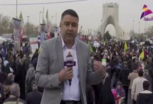 العهد گزارش داد:نمایش موشکها و فرود آمدن چتربازان در میدان آزادی +فیلم