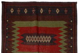 اهدای گلیم دستبافت به رئیس جمهور