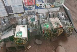 از استخراج ارز دیجیتال تا فروش خودرو؛ کشف عجیب در پارکینگ شرکت کرمانی