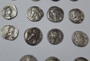 کشف ۱۵ سکه نقره اشکانی در دره‌شهر