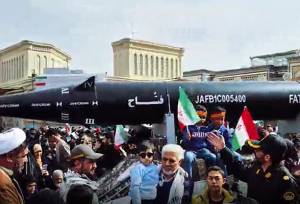 عکس یادگاری راهپیمایان قمی با موشک فتاح