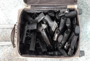 ۱۵ قبضه اسلحه از چمدان ۲ مسافر اتوبوس نی‌ریز کشف شد