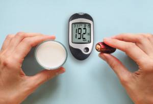 کنترل قند خون در روزه‌داری نه‌تنها روزه را باطل نمی‌کند، بلکه ضروری است