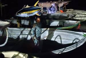 توقیف شناور متخلف صید شب‌چراغی در آب‌های جاسک