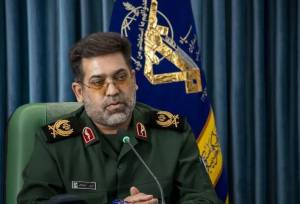 دشمن با تحریم و نفوذ به دنبال تضعیف ارکان انقلاب است