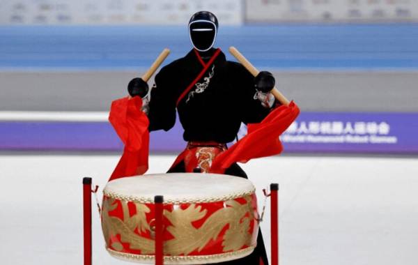 پای روبات های انسان نما به تلویزیون چین باز شد