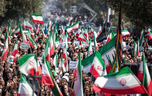 انقلاب اسلامی ایران، توطئه‌ها و دستاوردها