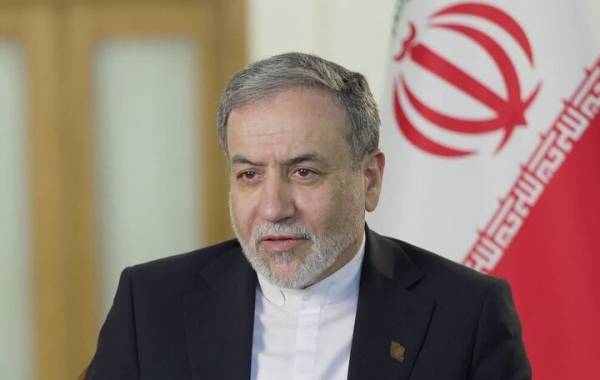 عراقچی: برای هر دو گزینه جنگ و صلح آماده‌ایم