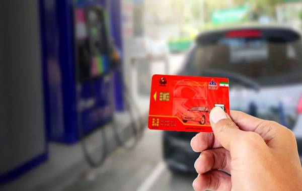انتقال سهمیه بنزین به کارت بانکی از سال آینده اجرا می‌شود