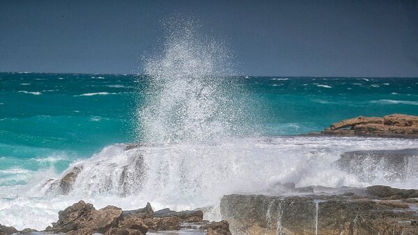 وزش باد نسبتاً شدید و مواج شدن خلیج فارس و تنگه هرمز