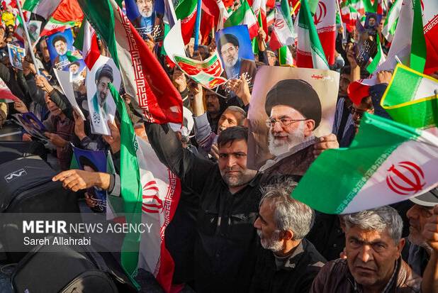 طلاب مدرسه علمیه الزهرا(س) ساری با رهبر انقلاب بیعت کردند