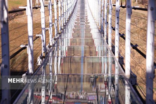 پل معلق نگل؛ جاذبه گردشگری کردستان و طولانی‌ترین پل شیشه‌ای ایران