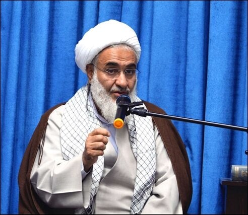 امام‌جمعه قزوین: گل‌های زیادی به آمریکا زده‌ایم