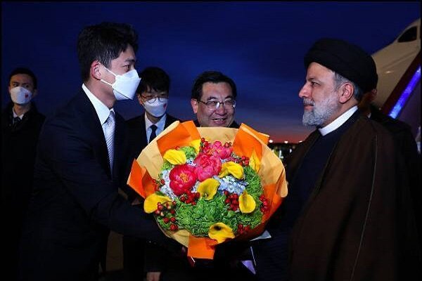 ورود رئیس جمهور و هیئت عالی‌رتبه همراه به پکن