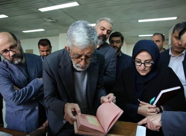 بازدید غلامعلی حداد عادل از گنجینه سازمان اسناد و کتابخانه ملی ایران