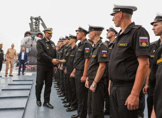 بازدید فرمانده منطقه یکم نیروی دریایی ارتش از ناو «استویسکی» روسیه