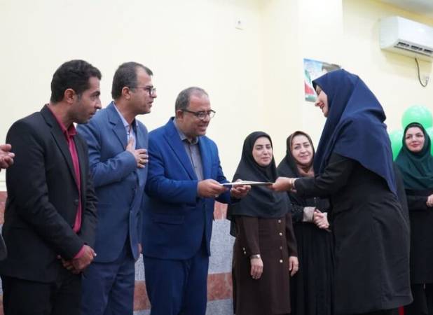 معلمان و دانش‌آموزان برتر در بوشهر تجلیل شدند
