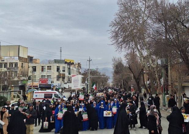 تجمع تدریجی مردم کرمانشاه در میدان انقلاب پیش از راهپیمایی ۲۲ بهمن