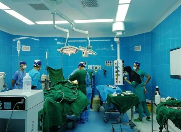 سفیدپوشانی که سنگر را ترک نکردند؛ نبض وطن در اتاق‌های عمل می تپد