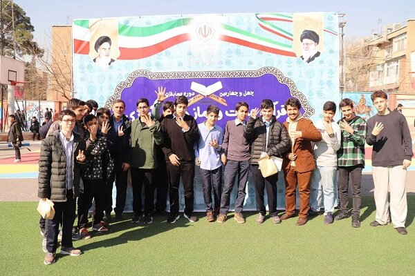 اهدای قرآن به دانش آموزان در واکنش به هتک حرمت‌های اخیر