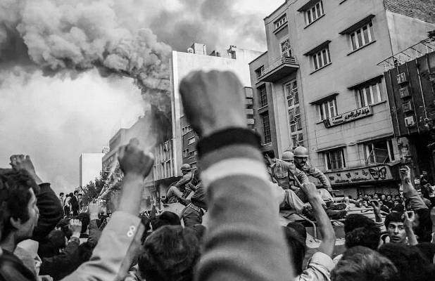 موجی که دیگر نمی‌شد جلویش را گرفت، حتی با ردیف ماشین‌های ارتشی
