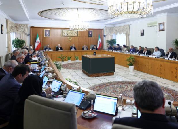 پزشکیان: حضور هنرمندان در صحنه قابل تقدیر است