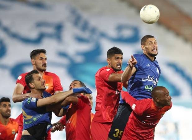 لیگ برتر فوتبال| استقلال و فولاد و یک نیمه بدون گل و خطر