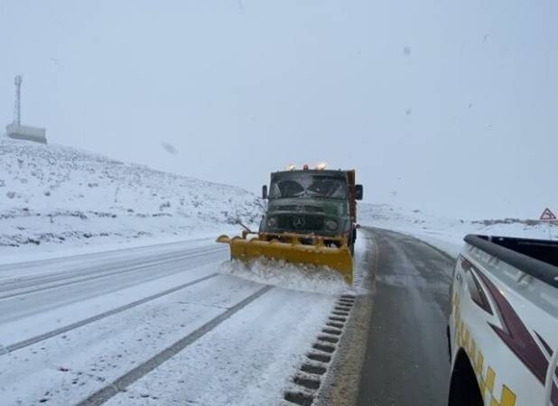 تردد روان در گردنه هیراد بروجرد با وجود بارش شدید برف