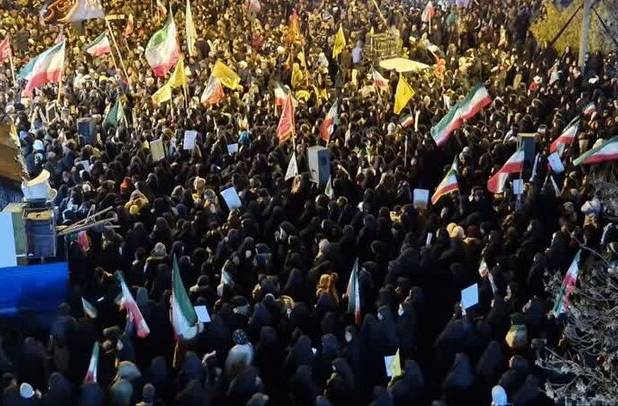 اجتماع شبانه خرم‌آبادی‌ها در خون‌خواهی رهبر شهید