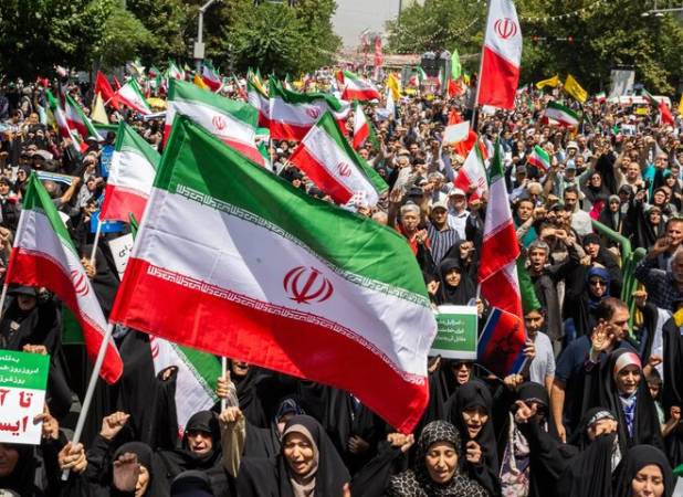 هتک حرمت پرچم؛ کشورهای جهان چگونه با این جرم برخورد می‌کنند؟