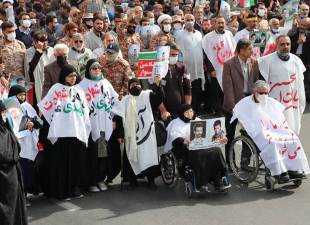 زنان شیرازی کفن‌پوش به خیابان آمدند