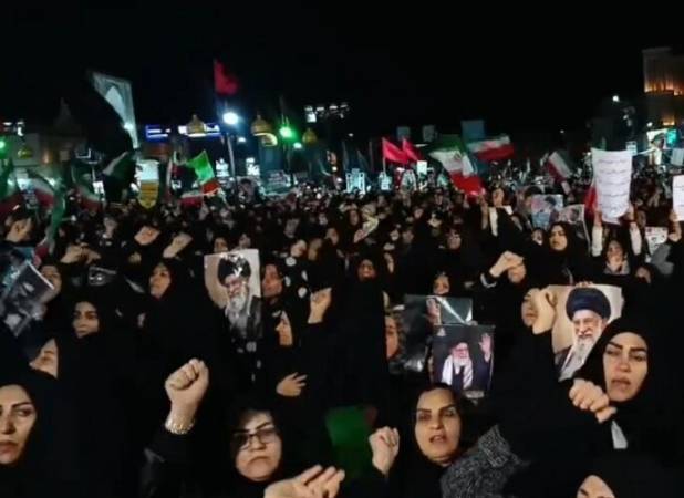 صحنه همچنان در اختیار مردم است؛ یزدی‌ها میدان را خالی نکردند