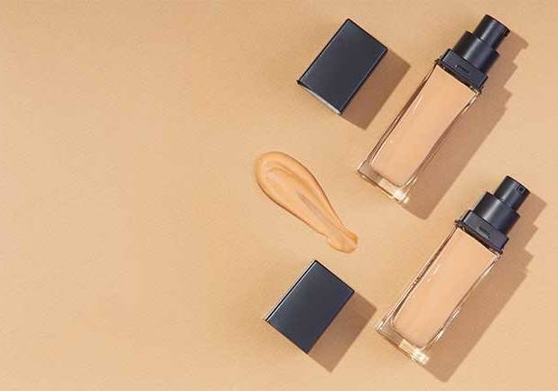 تفاوت قوطی‌های کرم‌پودر شیشه‌ای لوکس با پمپیِ کم‌هدررفت