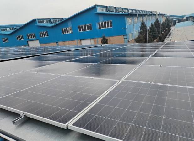 افتتاح نیروگاه خورشیدی ۵۵۰ کیلوواتی در واحد تولید کولرگازی پاکدشت