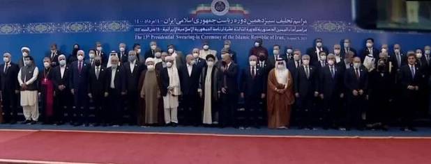 مهمانان مراسم تحلیف با رئیسی عکس یادگاری گرفتند