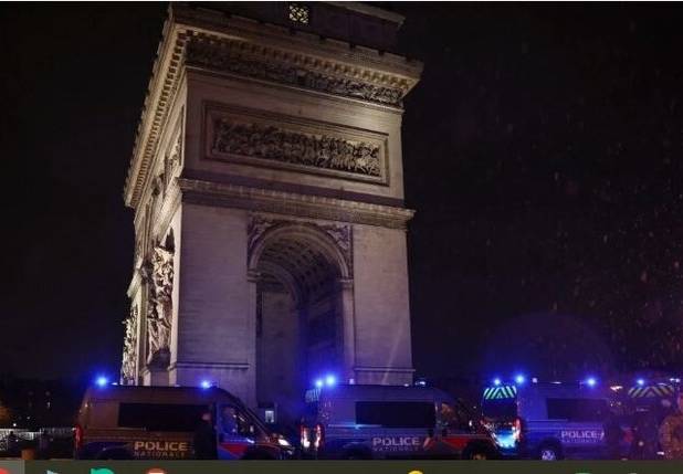 پاریس: مردی پس از حمله با چاقو به پلیس کشته شد