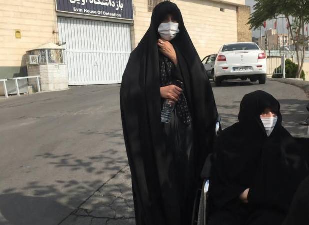تصویری از همسر و فرزند هاشمی مقابل زندان اوین
