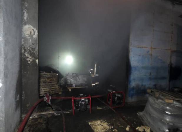 آتش‌سوزی گسترده یک واحد صنعتی در جاده کلات مهار شد