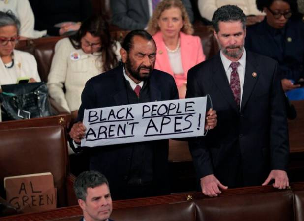 اخراج نماینده دموکرات از سخنرانی ترامپ با پلاکارد جنجالی