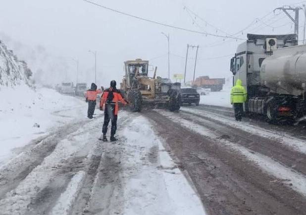 معاون راهداری کردستان: خطر وقوع بهمن در گردنه ژالانه وجود دارد
