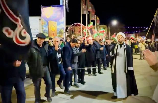 تجمع شبانه مردم چالدران در سوگ رهبر شهید