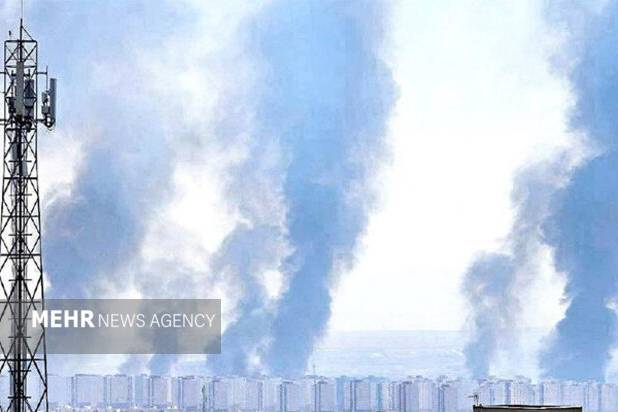 آتش‌نشانی پرند: دود غلیظ آسمان ناشی از آتش‌سوزی در نیزارهاست