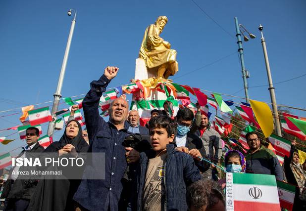 این جا میدان مولدی اهواز است؛ همه آمده‌اند