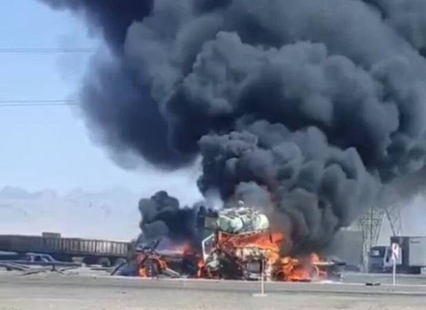 آتش‌سوزی مهیب پس از برخورد دو تریلی/ راننده پیش از حریق نجات یافت