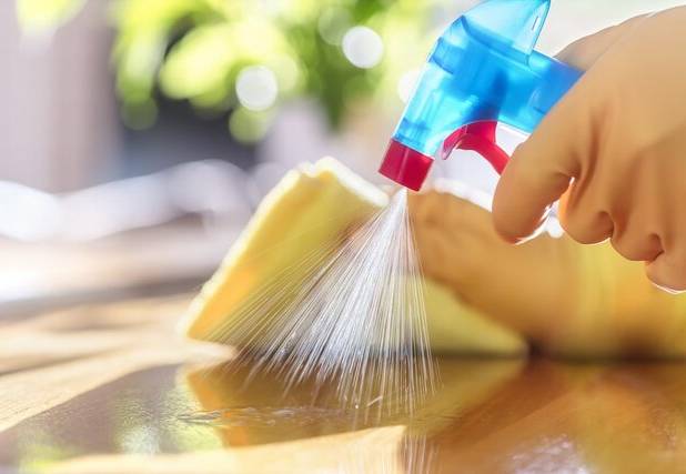 در ایام خانه تکانی چه شوینده‌ای برای پوست خود انتخاب کنیم