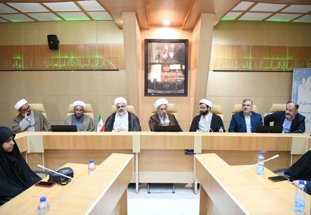 امام جمعه شیراز: برای مقابله با فتنه‌ها باید به سراغ به قرآن و عترت برویم